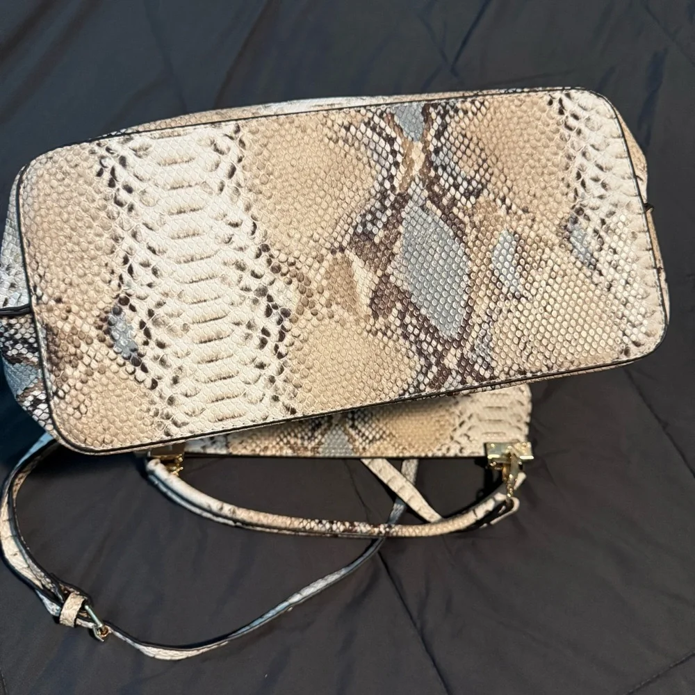 NWOT Elegant Snakeskin Patterned Shoulder Bag with crossbody strap